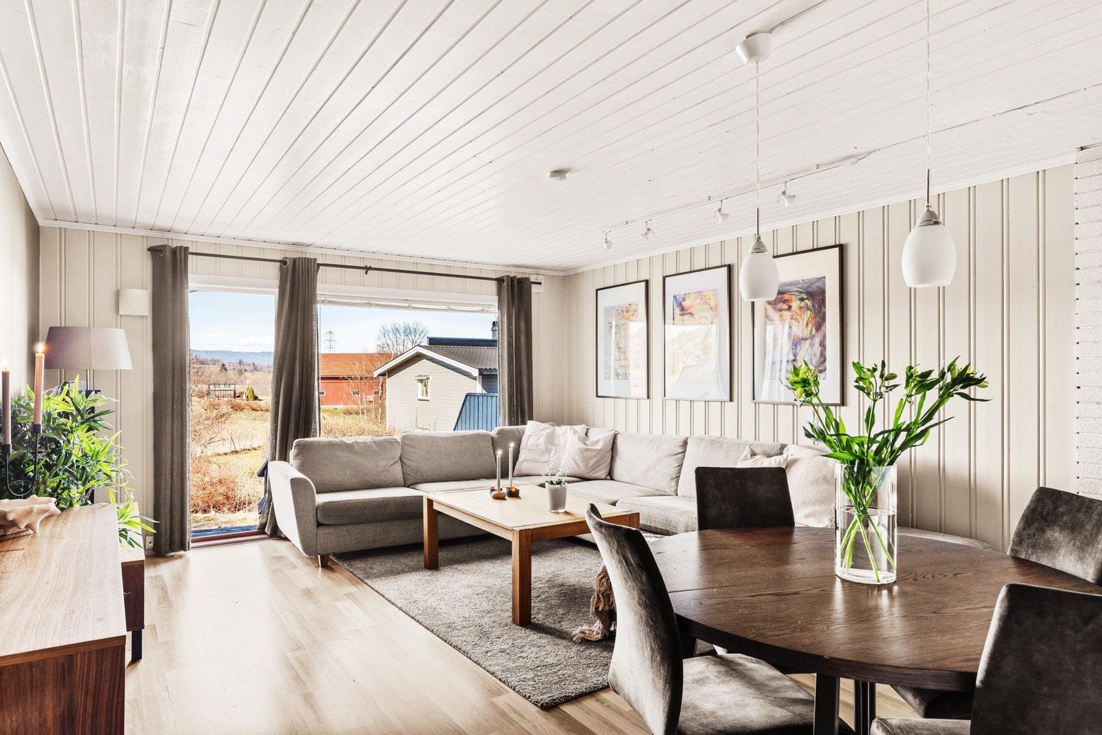 Det er store vindusflater som gir godt med lysinslipp. Galleribilde