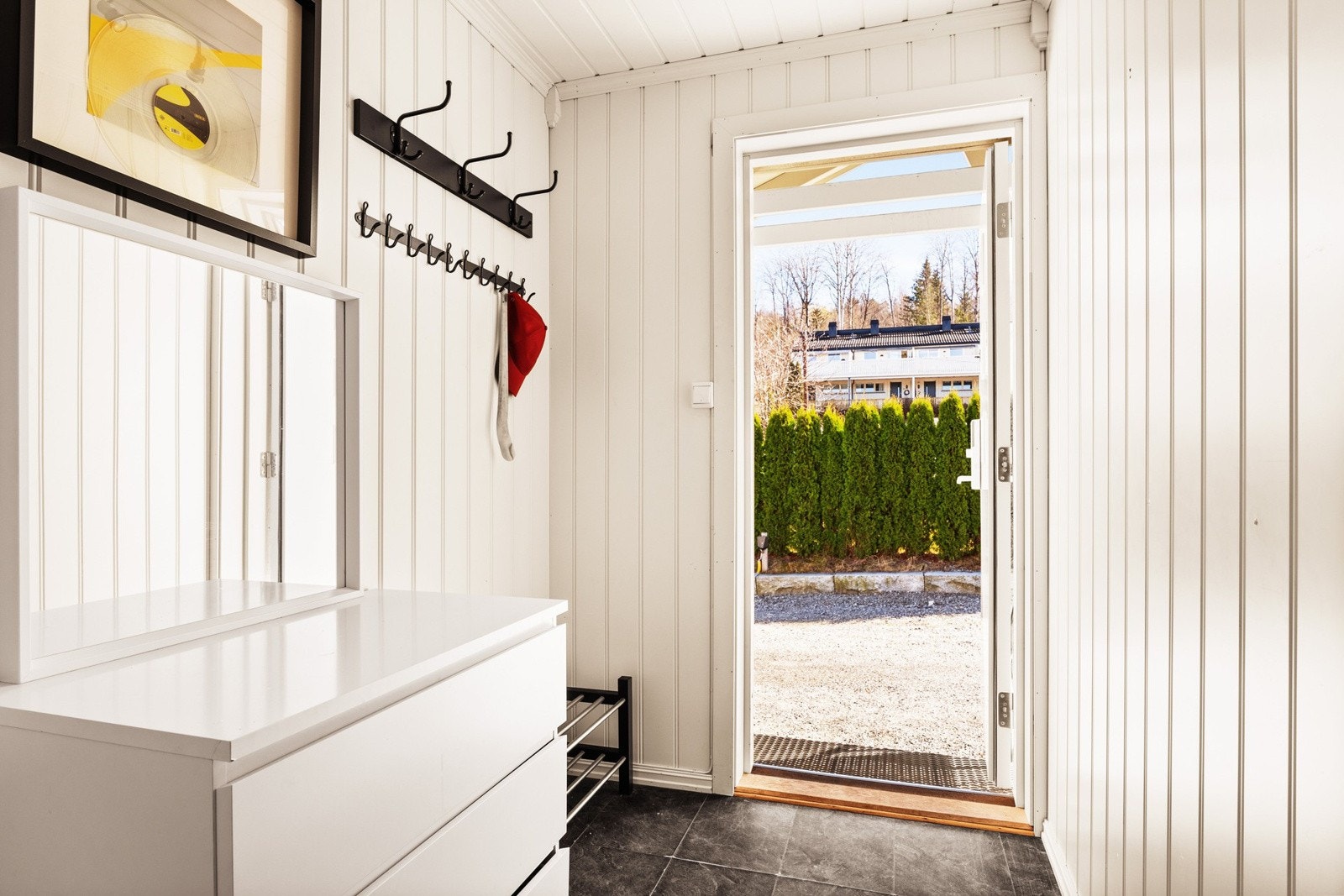 Velkommen inn! Entréen har flislagt gulv og det er plass til møblement og oppheng. Galleribilde