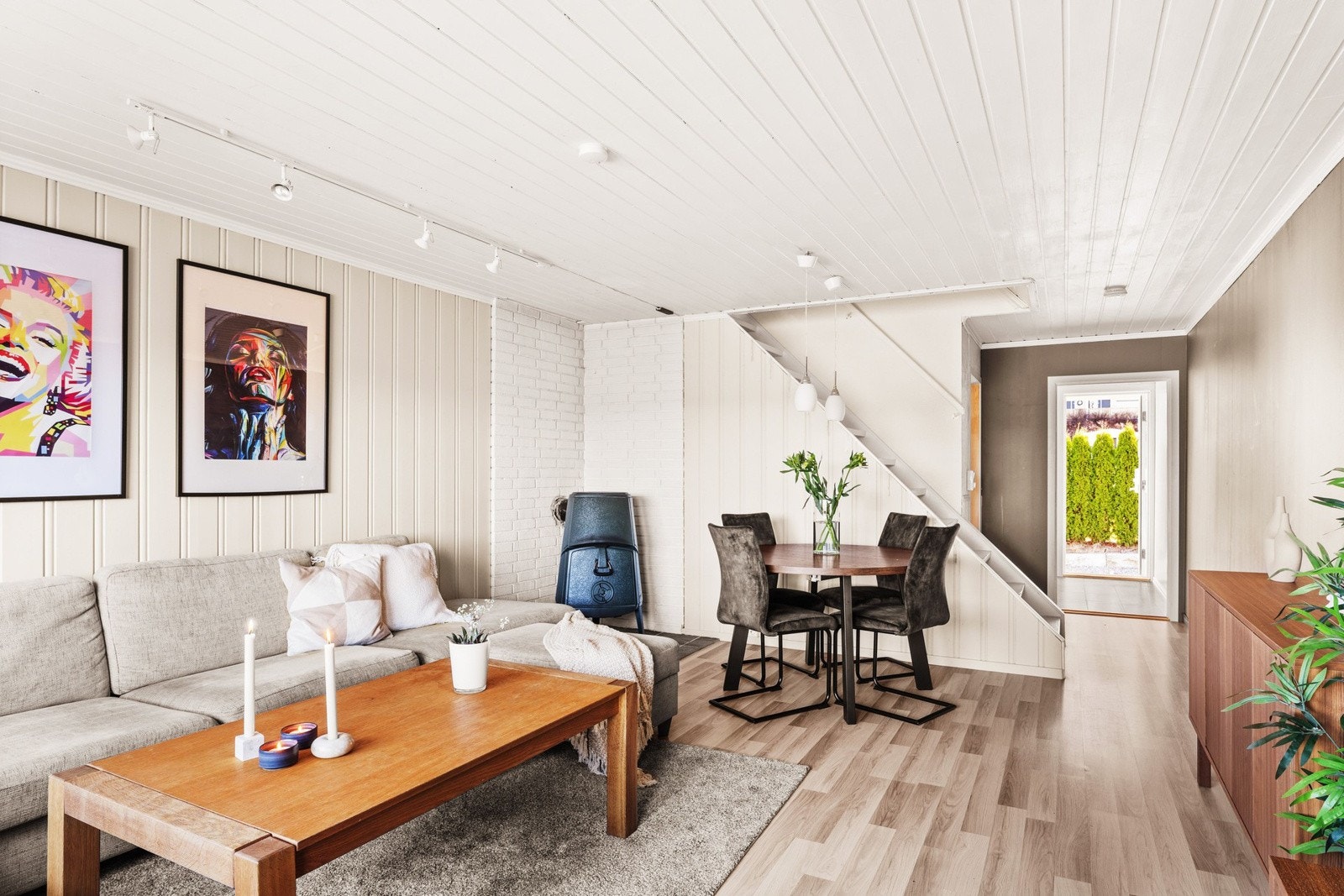 I stuen er det god plass til å møblere med sofagruppe, spisestue og ønsket møblement. Galleribilde