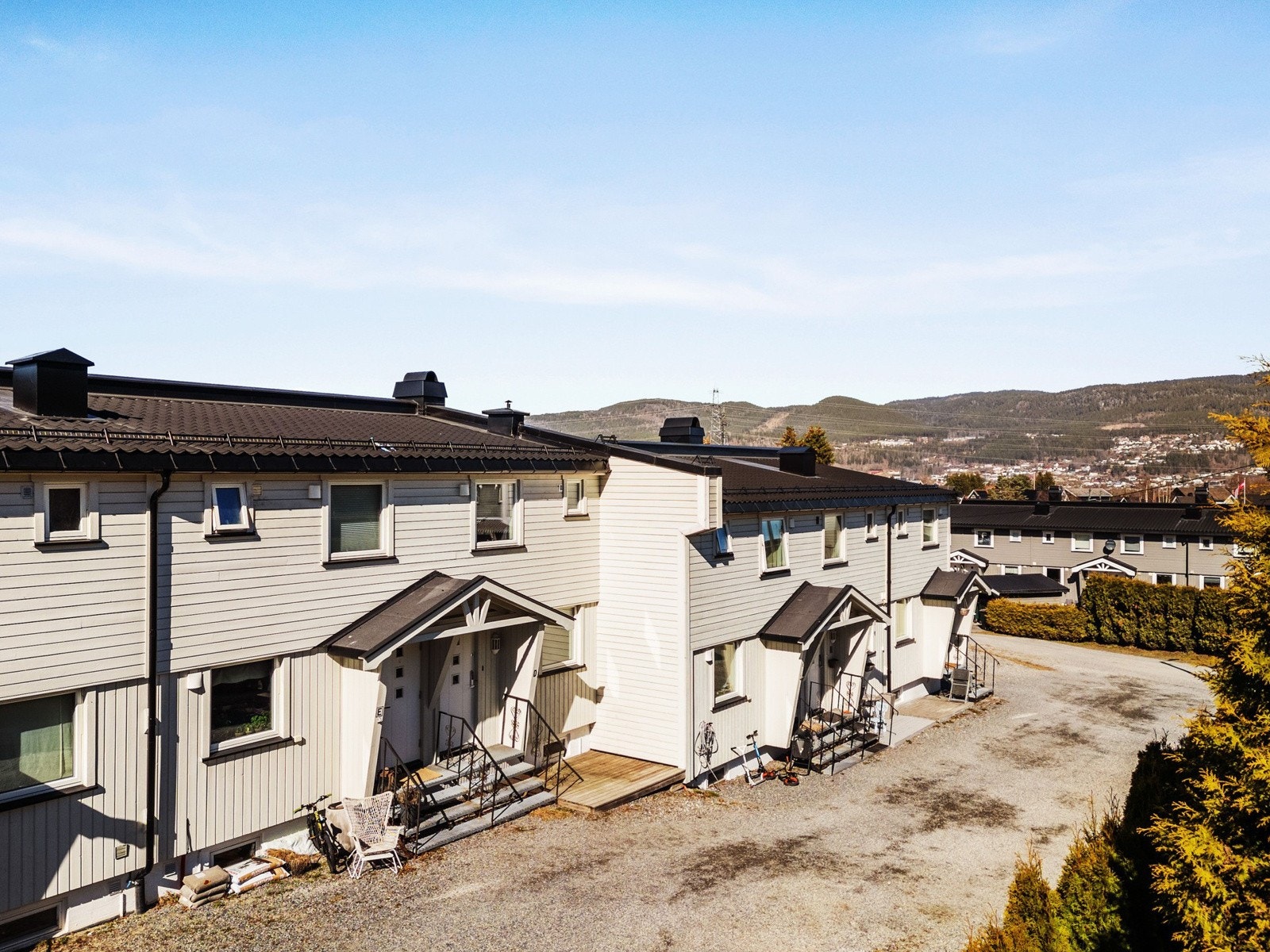 Fasaden er stilren, og uteområdet har gode parkeringsmuligheter. Galleribilde