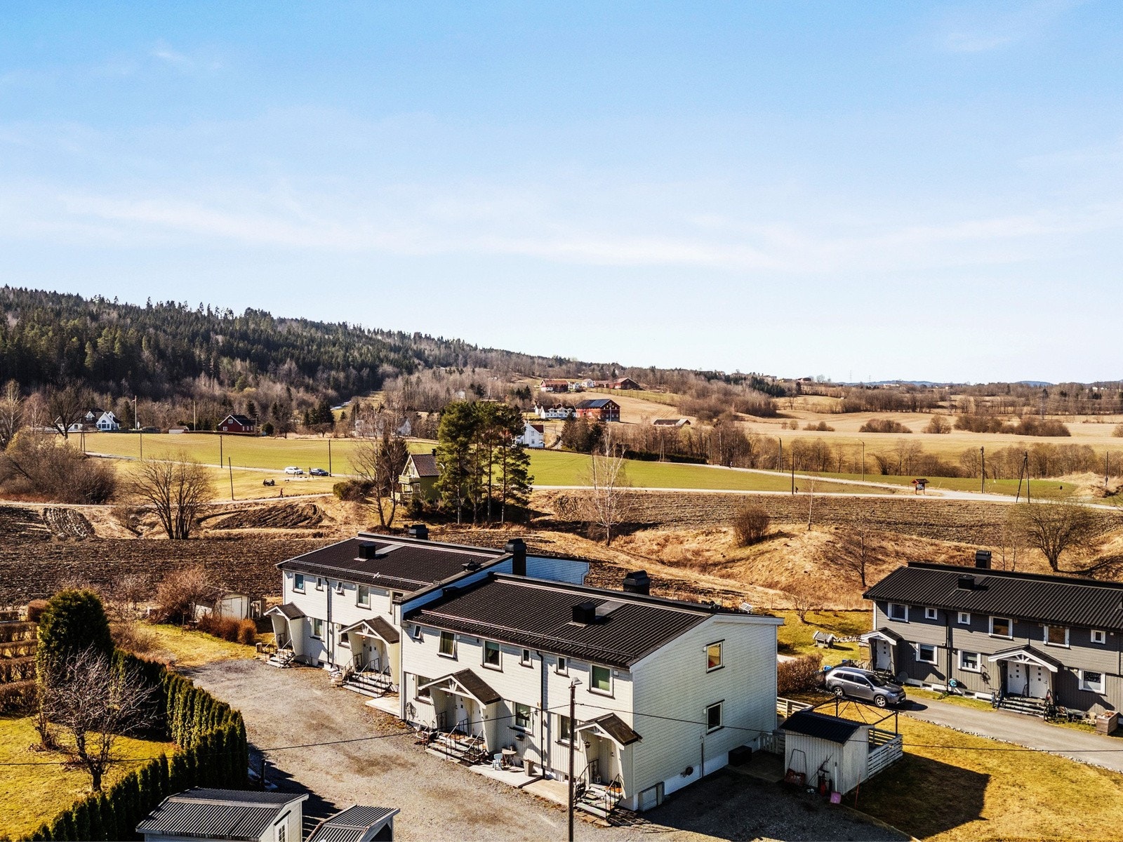 Boligen har flotte solforhold, med formiddagssol foran og ettermiddagssol på terrassen bak. Galleribilde