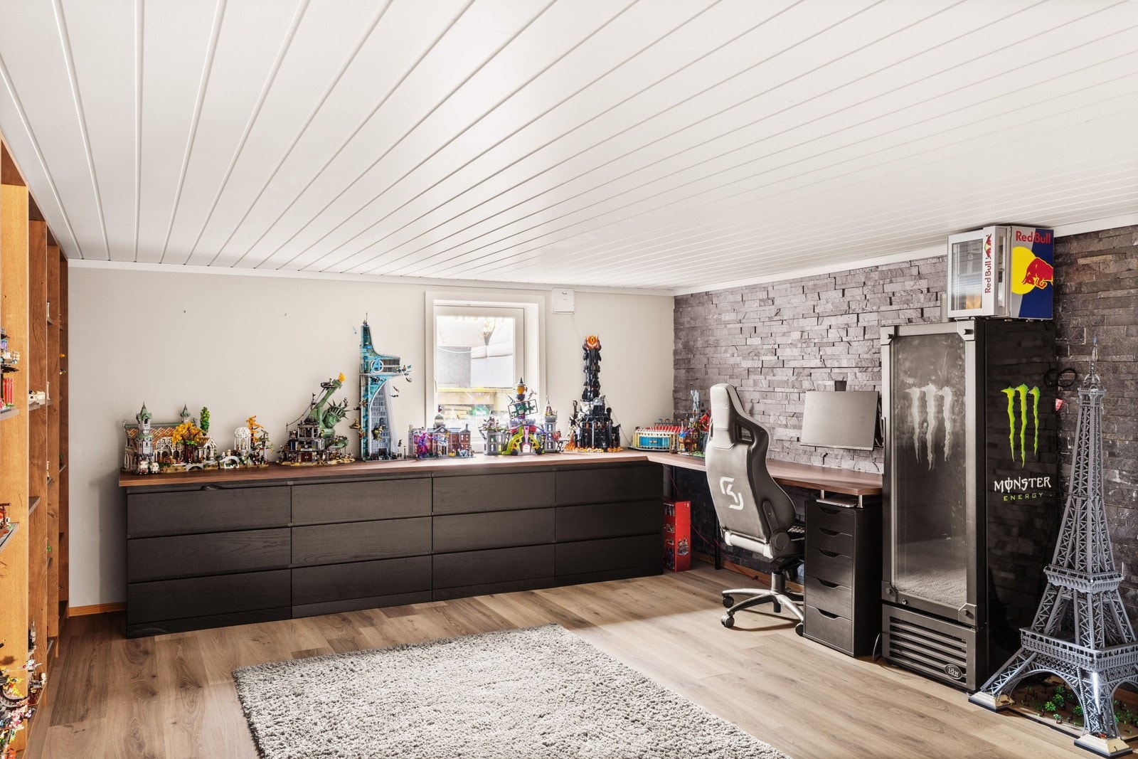 Velkommen til underetasjen - perfekt for deg som trenger ekstra plass til hobbyrom, kontor eller lekestue. Galleribilde