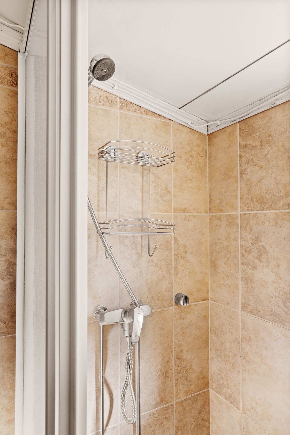 Badet ligger i boligens andre etasje - praktisk plassert i nærheten av alle tre soverommene. Galleribilde