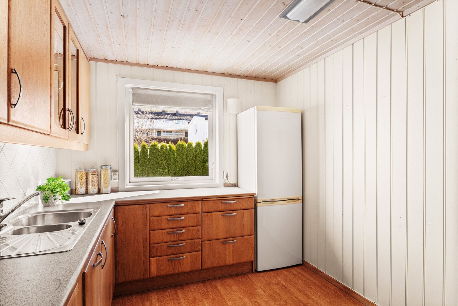 Kjøkkenet er av god størrelse og tilbyr godt med lagrig- og benkplass. Galleribilde