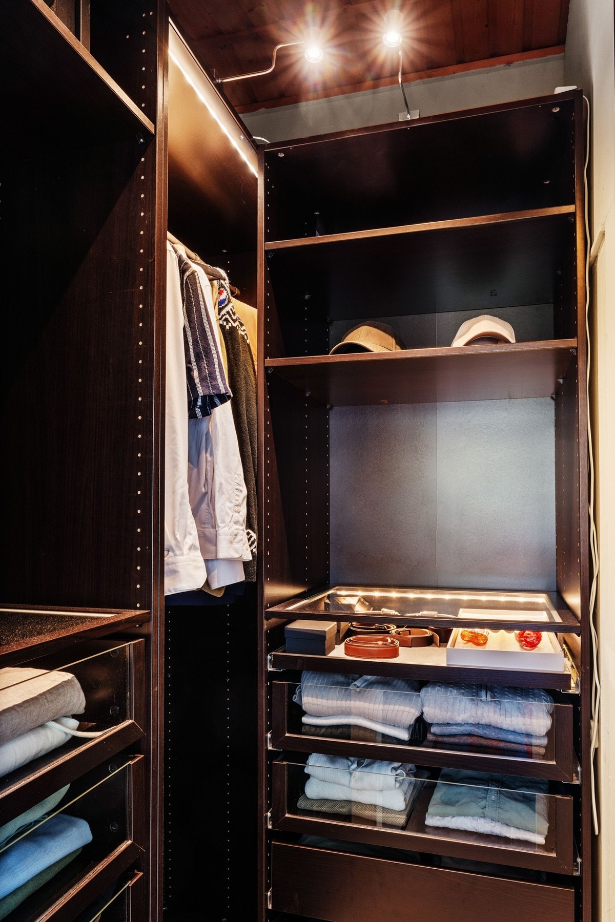 Hovedsoverommet har direkte tilgang til walk-in-closet - en praktisk løsning med rikelig skapplass. Galleribilde