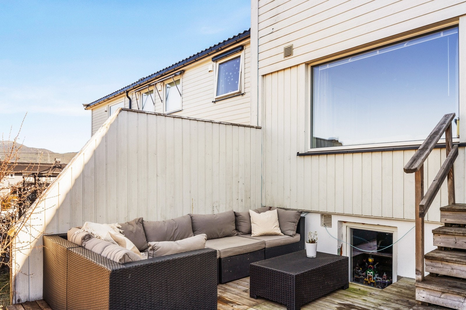 Terrassen har god plass til utemøbler og grill. Galleribilde