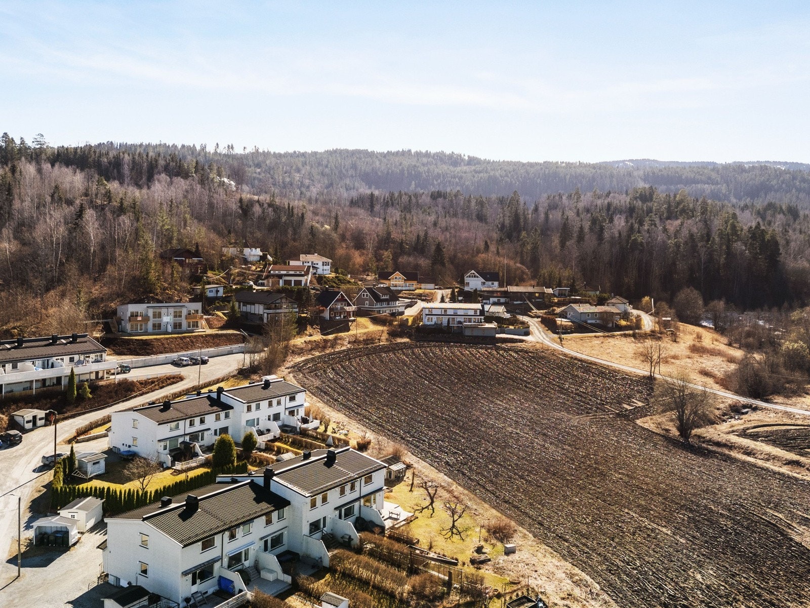 Boligen ligger landlig til i et etablert boligområdet som passer perfekt dersom man trives nær naturen, men med kort vei til sentrum. Galleribilde