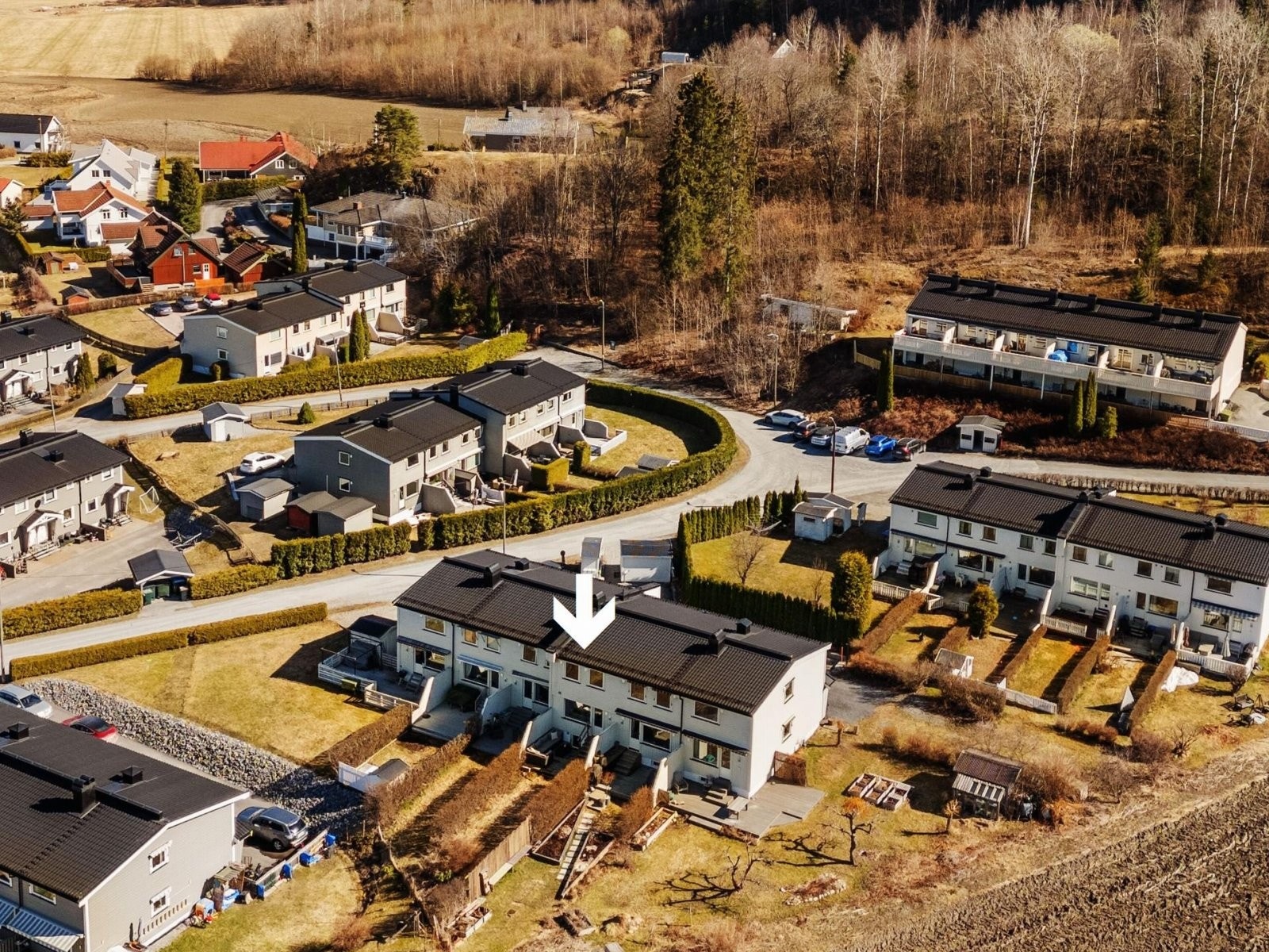 Boligen er plassert i et rolig område med lite gjennomkjøring, men samtidig kort vei til servicetilbud, barnehage, skole og kollektiv transport. Galleribilde