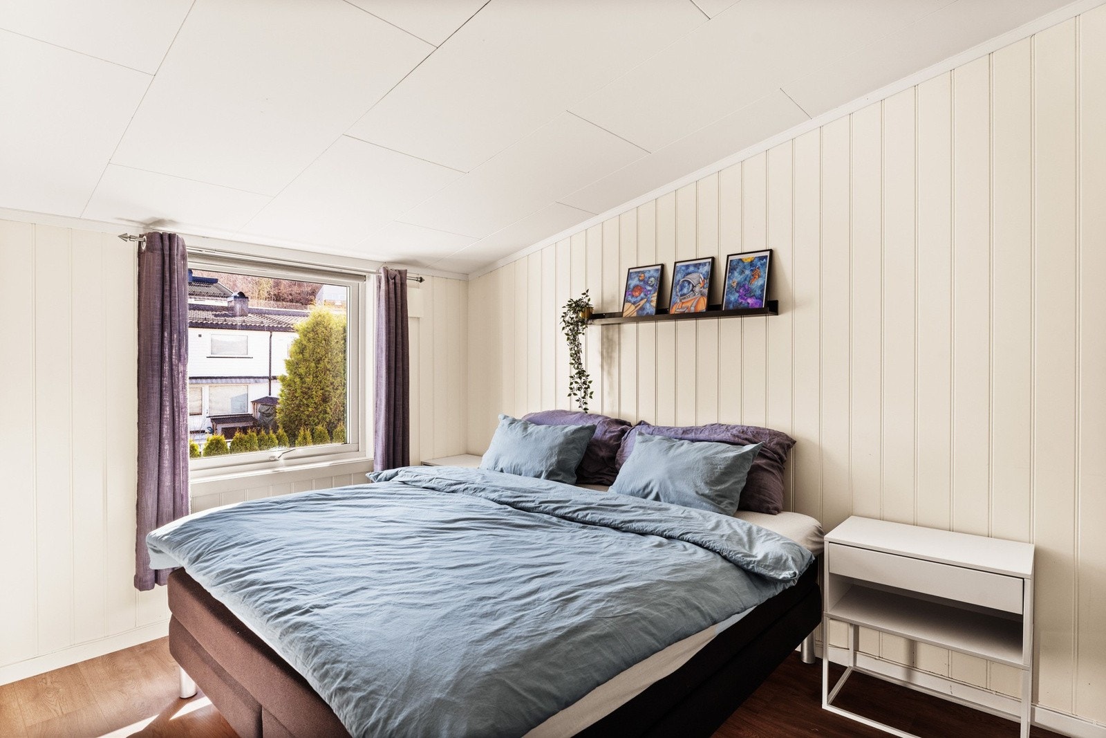 Hovedsoverommet er av god størrelse der det er plass til stor seng med nattbord på hver side. Galleribilde