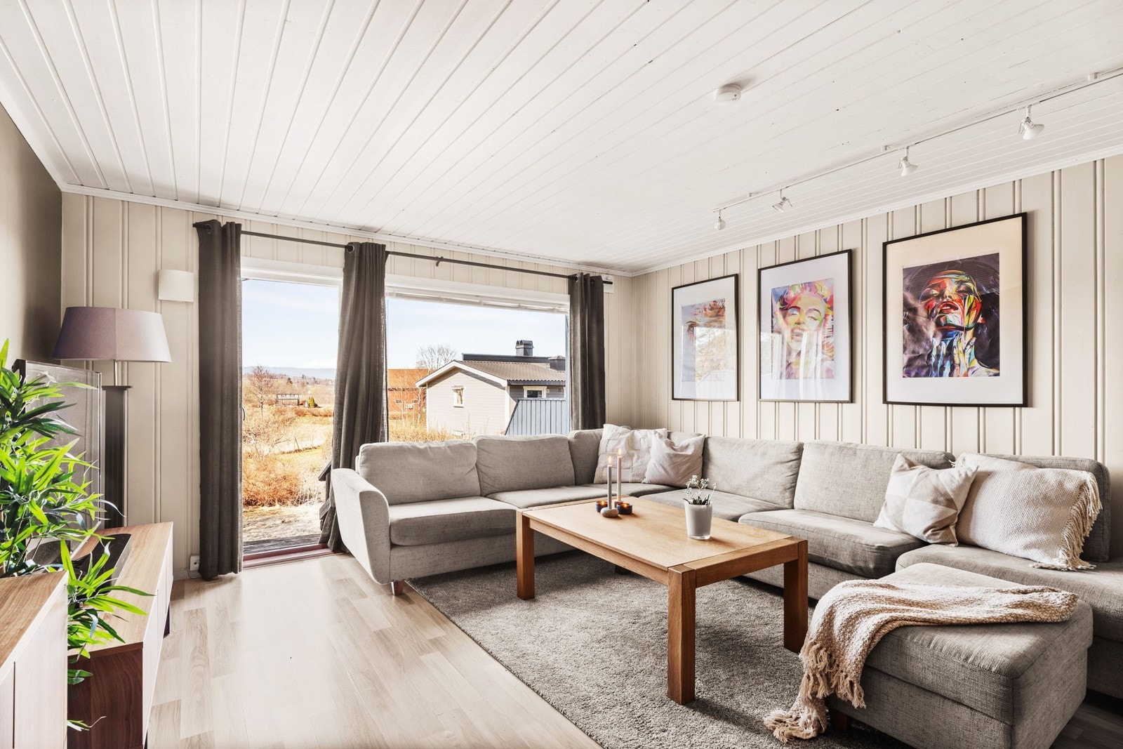 Fra stuen fører terrassedøren ut til terrassen og hageområdet. Galleribilde