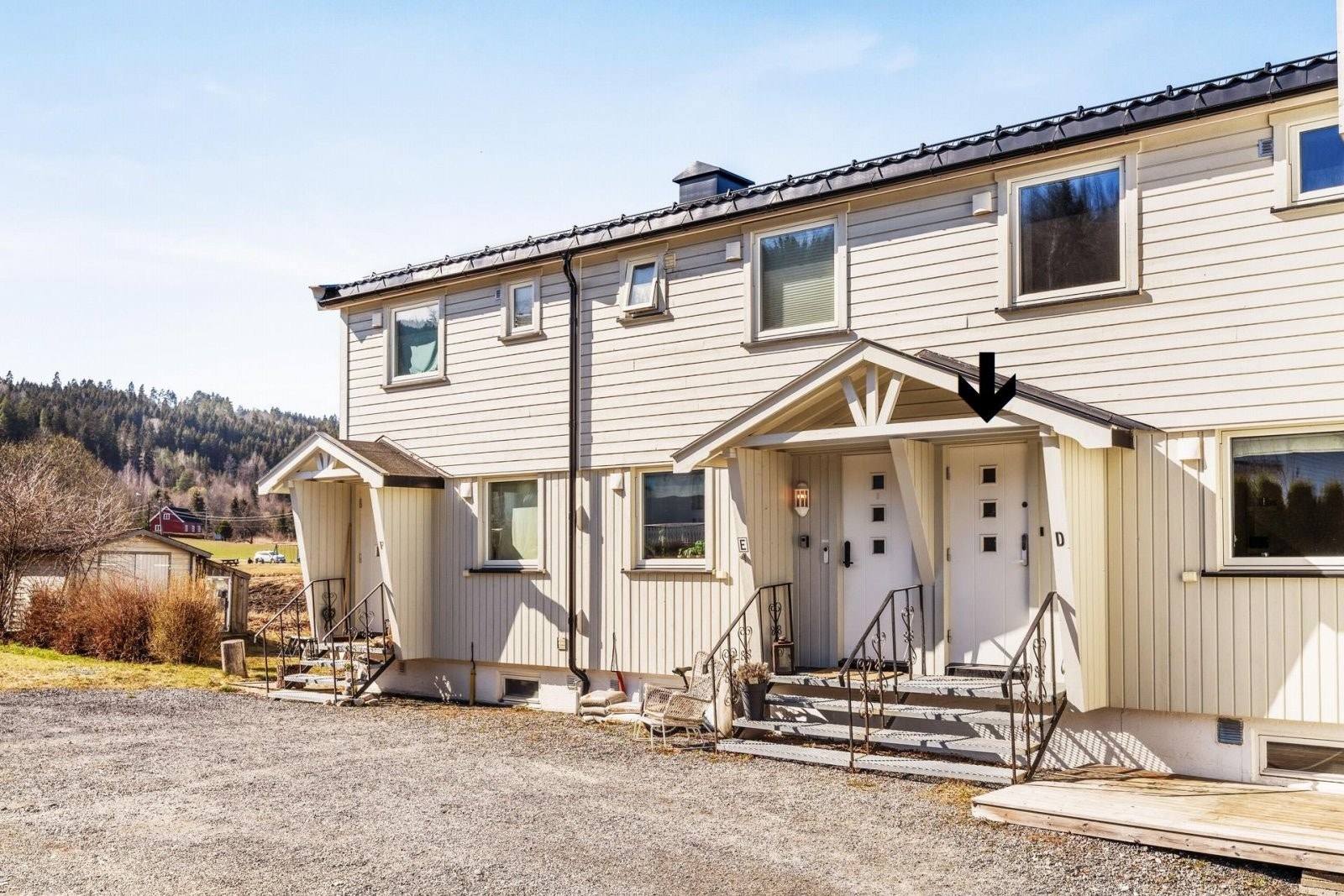 Familievennelig rekkehus som tilbyr 3 soverom, peis, parkering med ladeboks og en skjermet terrasse med ettermiddagssol. Galleribilde