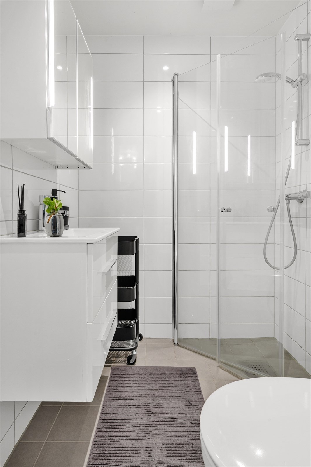 Hybel: Pent flislagt bad som ble pusset opp i 2021 Galleribilde