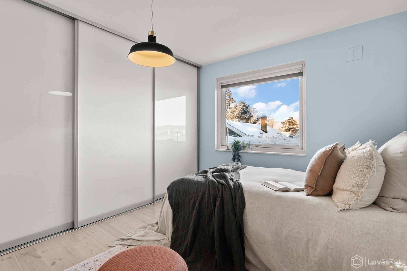 Soverom 1 med skyvedørsgarderobe Galleribilde