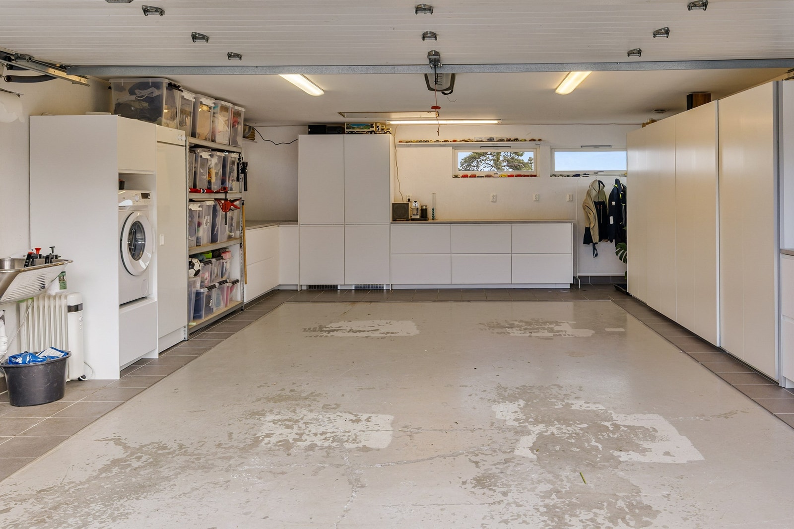 Stor dobbelgarasjen på hele 44 kvm. Garasjen er innredet med kjøkkeninnredning fra Ikea i 2024 som gir rikelig med oppbevaringsplas. Integrert kjøl/frys og opplegg for vaskemaskin Galleribilde