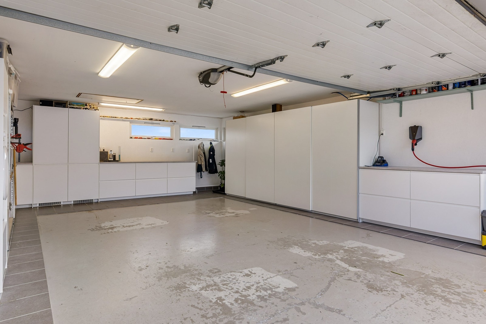 Elbillader i garasjen. Det er også lagringsloft Galleribilde