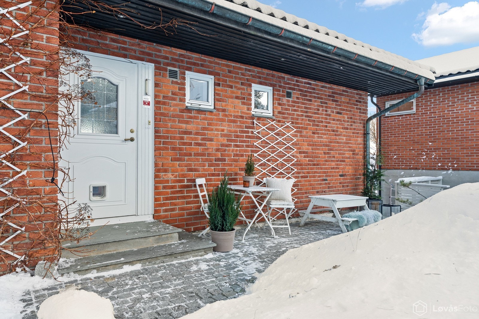 Brostein ved inngangspartiet Galleribilde