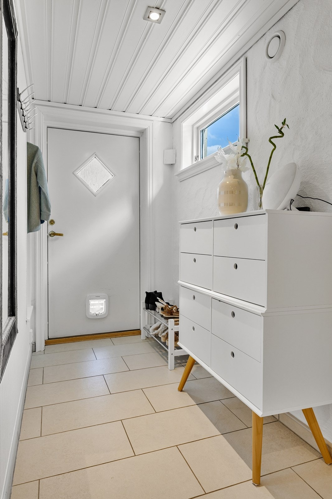Leilighet: Entré med gulvfliser med gulvvarme Galleribilde