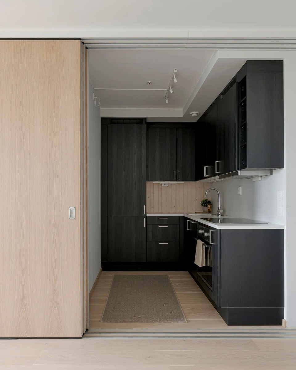 Integrerte hvitevarer som platetopp, stekeovn, oppvaskmaskin og kombinert kjøle-/fryseskap Galleribilde