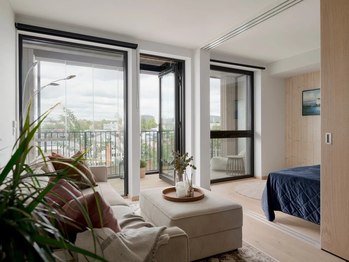 Romslig veggen mellom stue og soverom kan enkelt åpnes Galleribilde