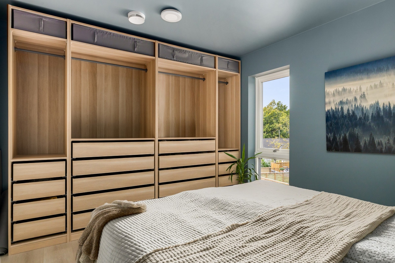 Hovedsoverommet har stor og moderne garderobeløsning Galleribilde