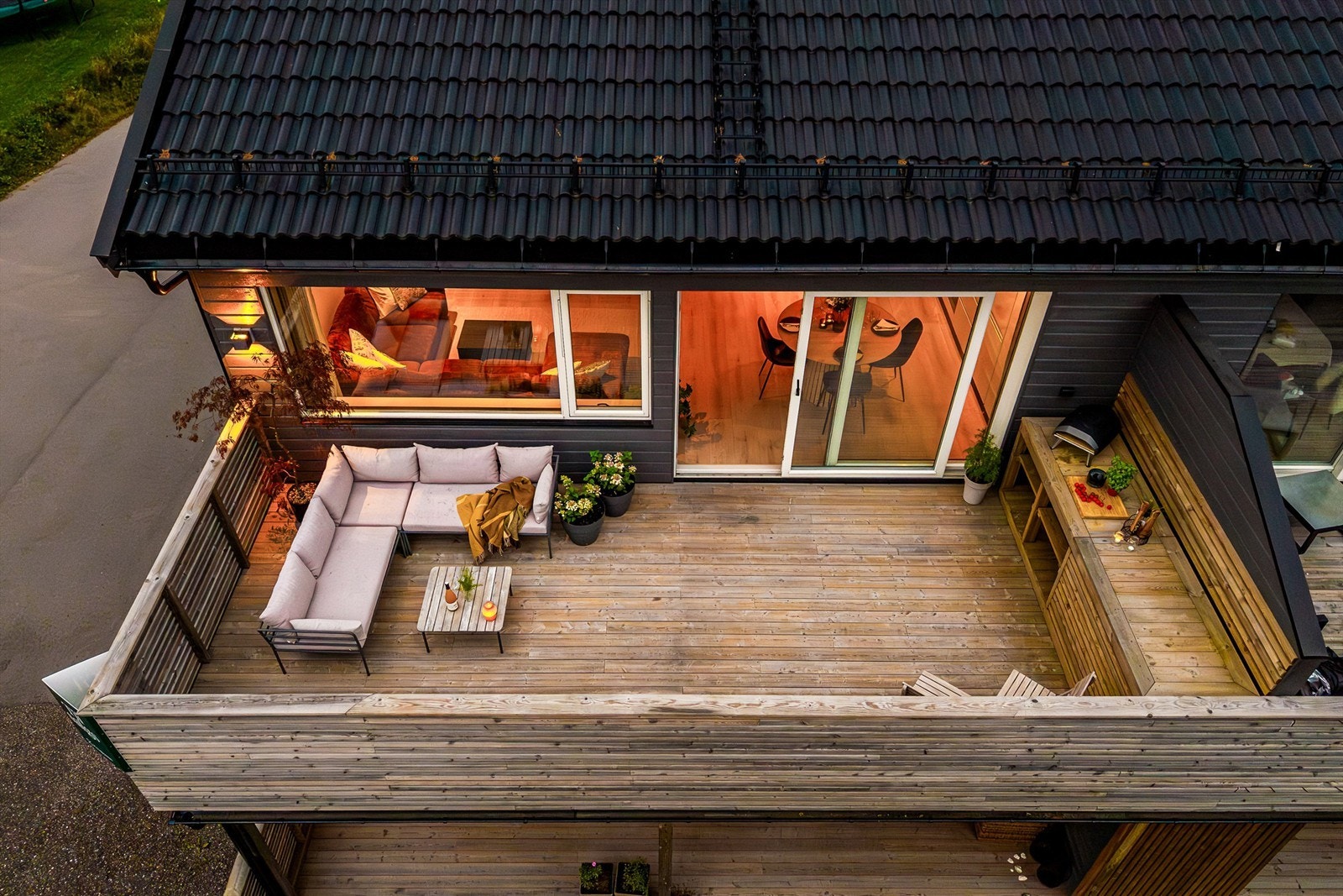 Direkte ut fra stuen kommer du til en stor og romslig balkong med plass til flere sittegrupper Galleribilde