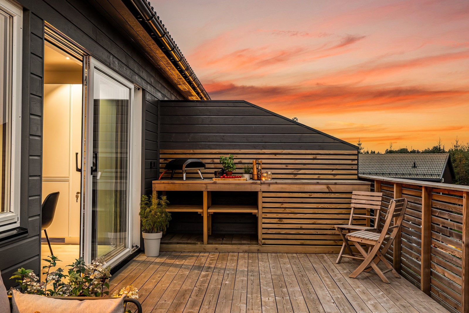 Et fint og praktisk utekjøkken slik at sommerens matservering kan gjøres utendørs Galleribilde