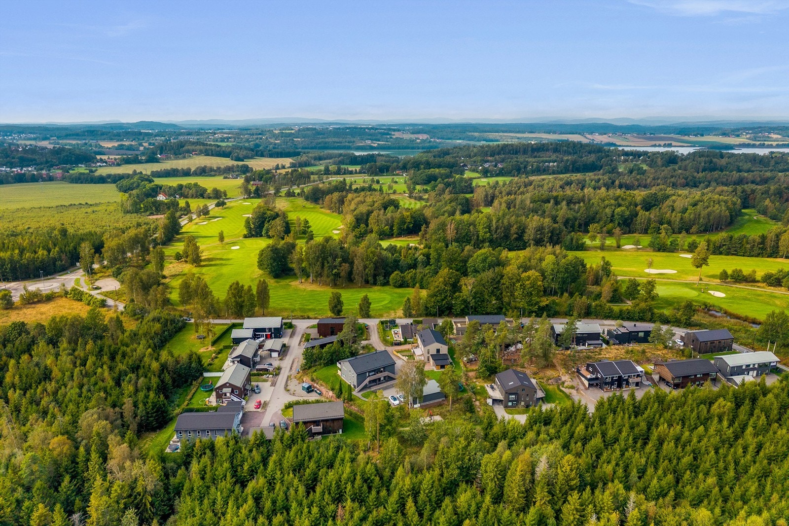 Herifra er det verken langt til badestrenger, butikker eller golfbane Galleribilde