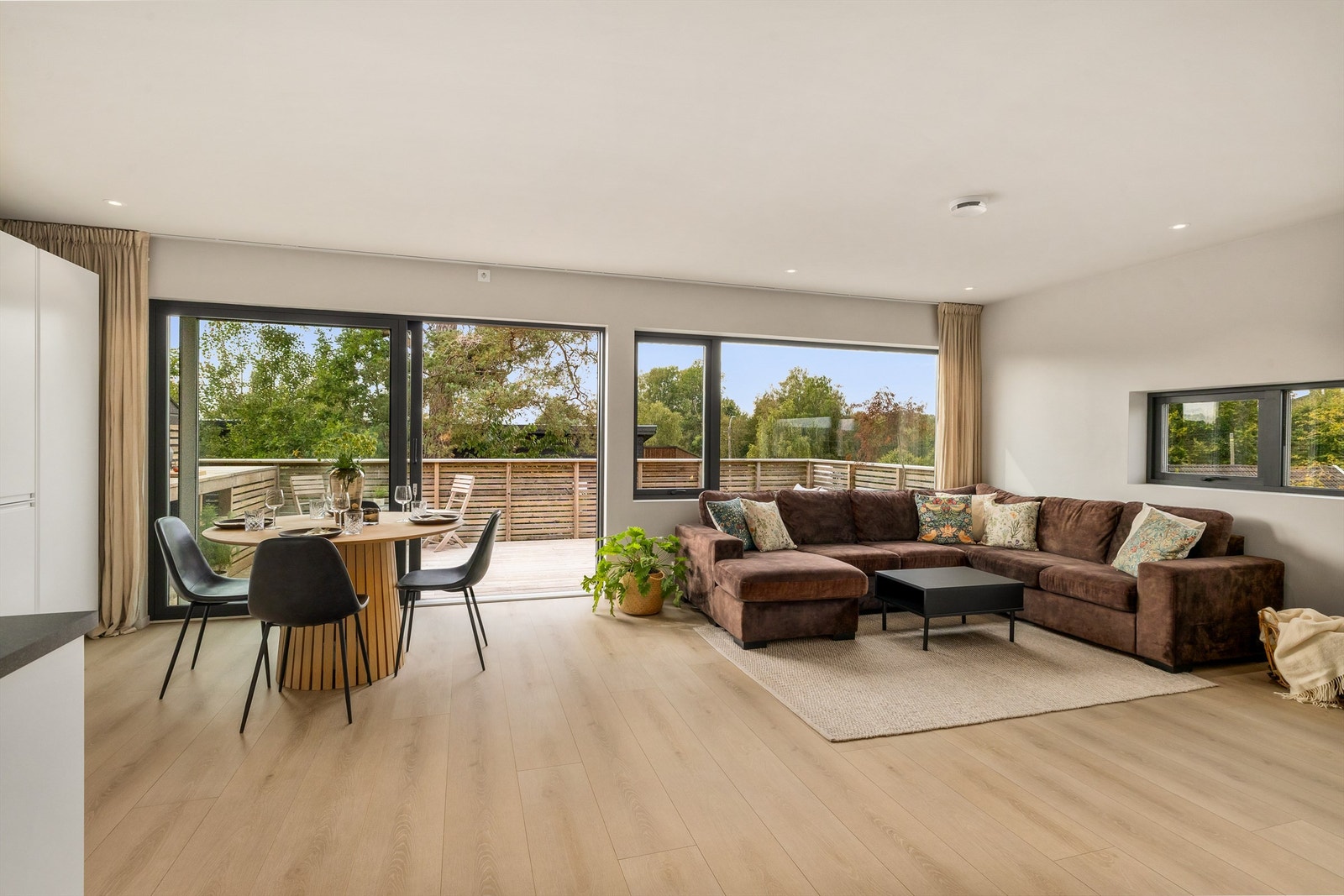 Fra stuen er et også adkomst ut til stor balkong mot vest Galleribilde