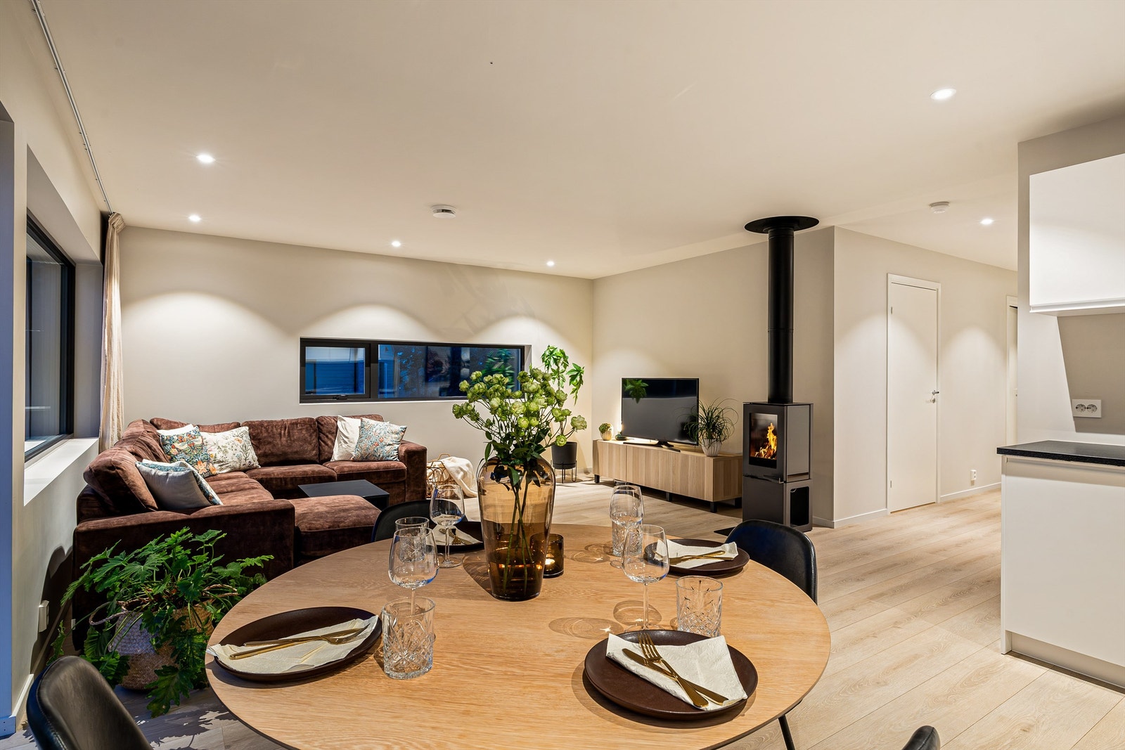 Spisestuen er praktisk plassert ved kjøkkenet der alt er klart for hyggelige middager Galleribilde