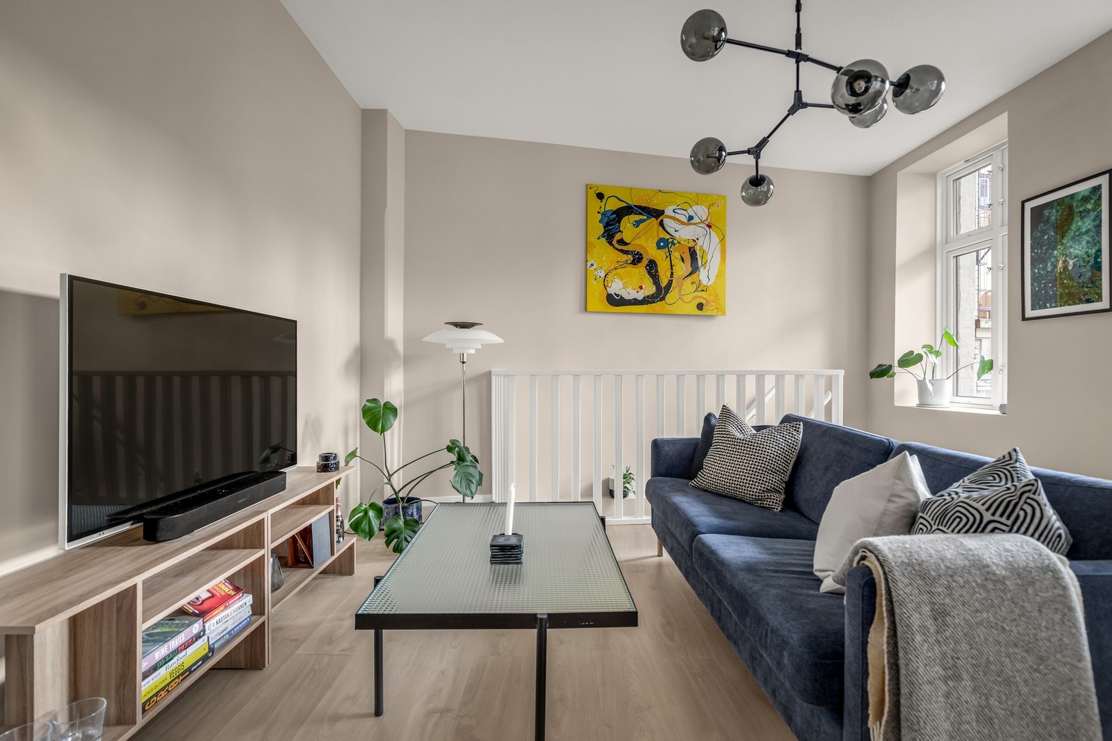 Nylig oppusset med slette veggflater - et rent og tidsriktig uttrykk som passer de fleste stiler. Galleribilde