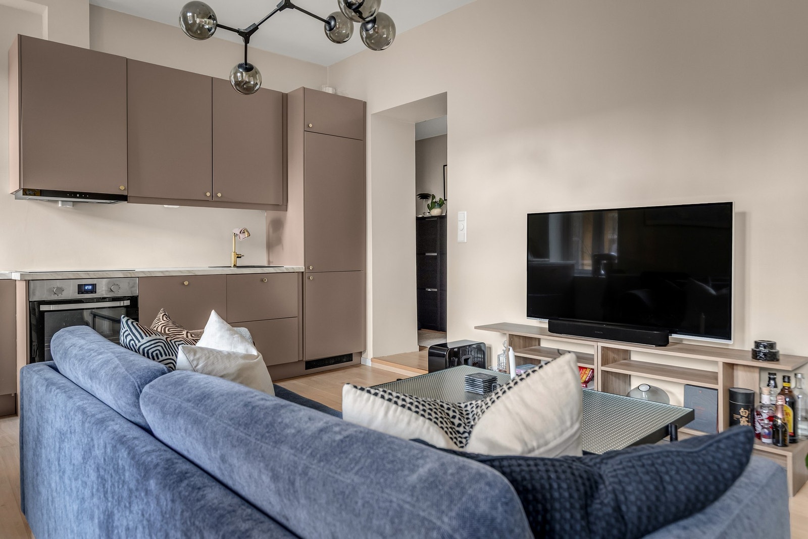 Hyggelig TV-krok med plass til både sofa og mediemøbel. Galleribilde