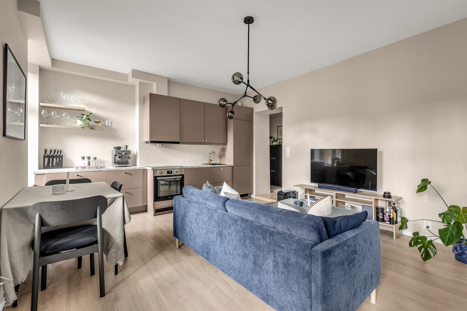 Stuen har plass til sofa og spisebord. Galleribilde