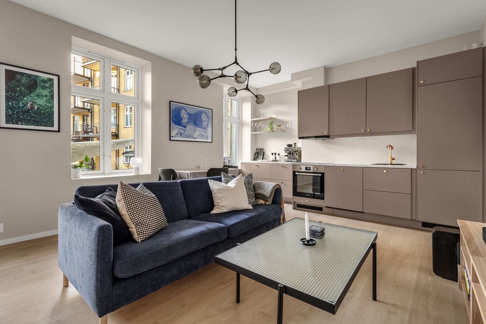 Trivelig stue med gjennomgående gulvvarme og mye naturlig lys. Galleribilde