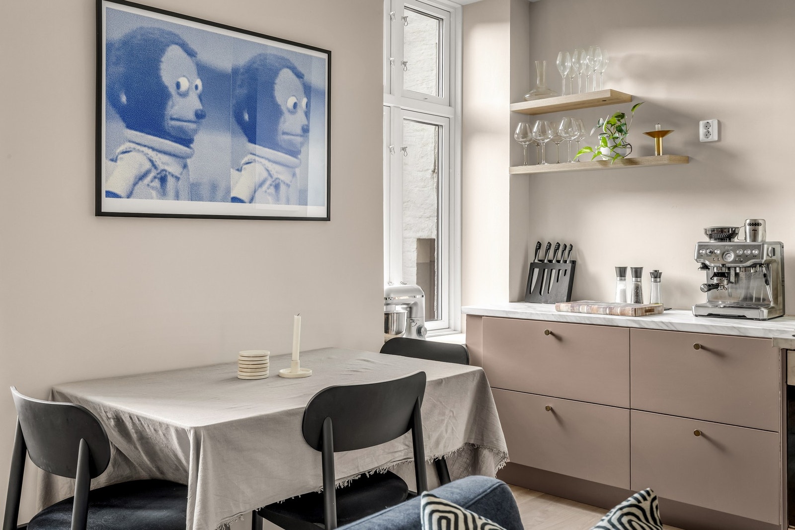 Innbydende kjøkken med fin spiseplass og beliggenhet mot bakgården. Galleribilde