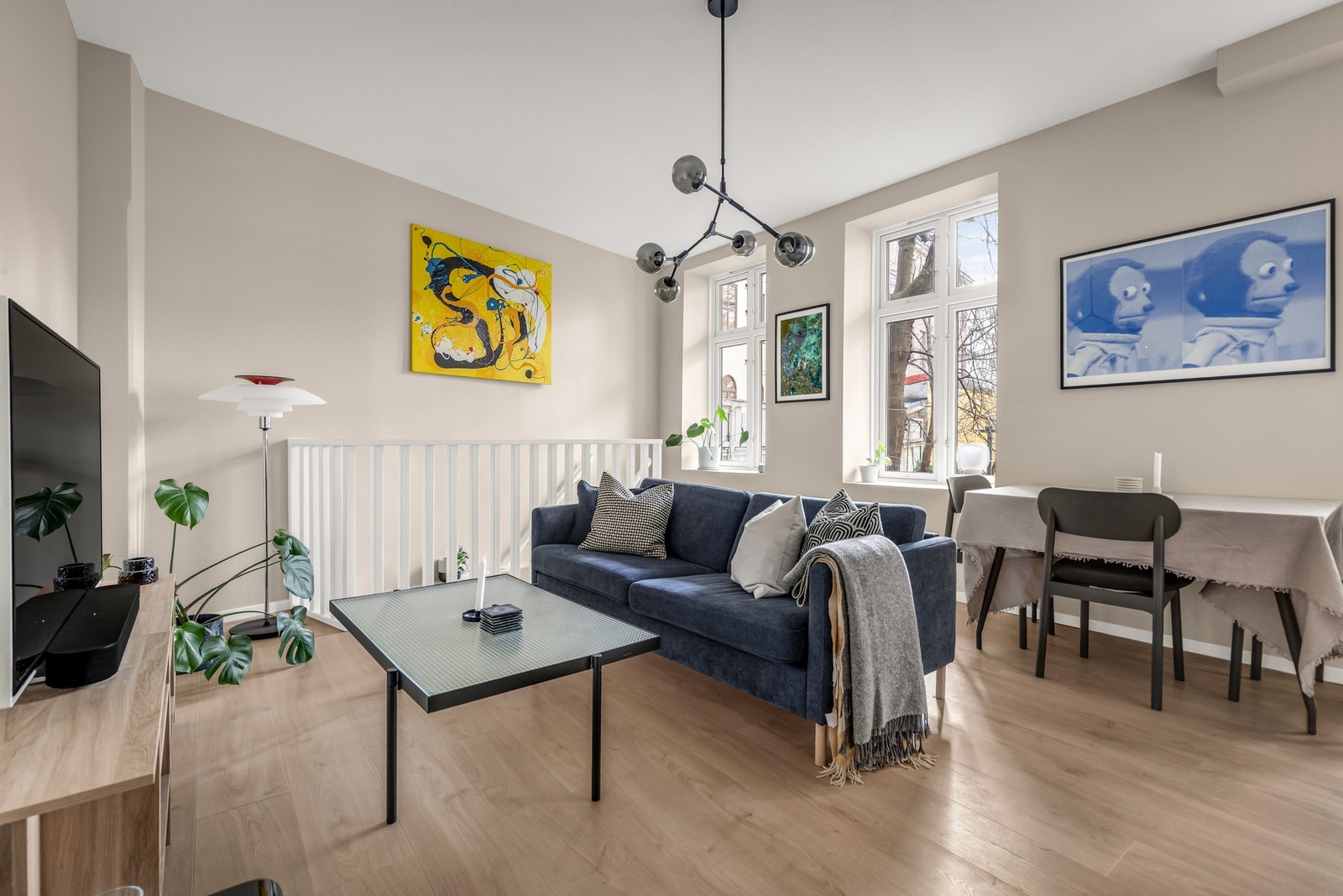 Lys og luftig stue med sosial åpen kjøkkenløsning. Galleribilde