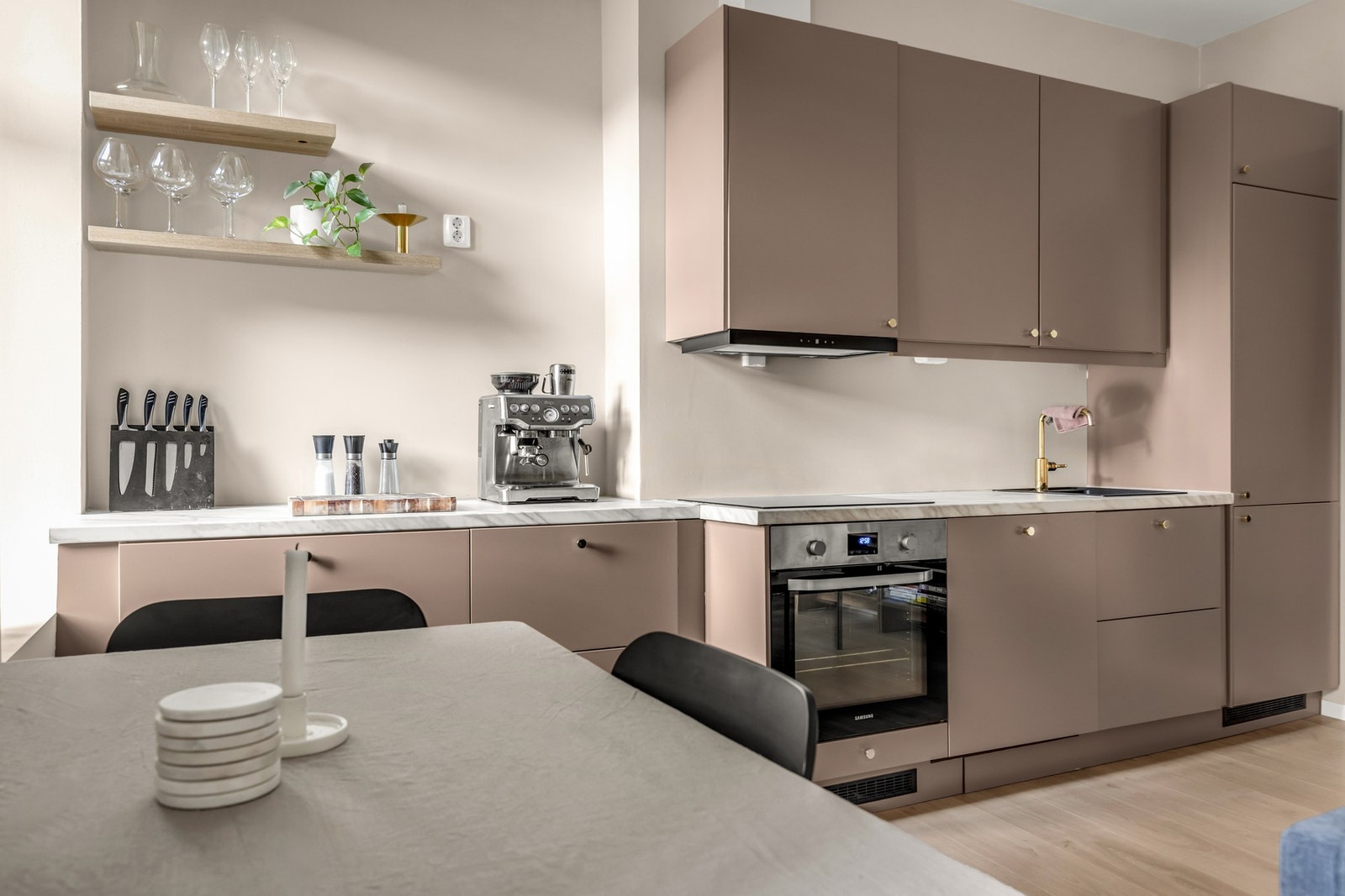 Nytt, stilrent Epoq-kjøkken med integrerte hvitevarer og moderne uttrykk. Galleribilde