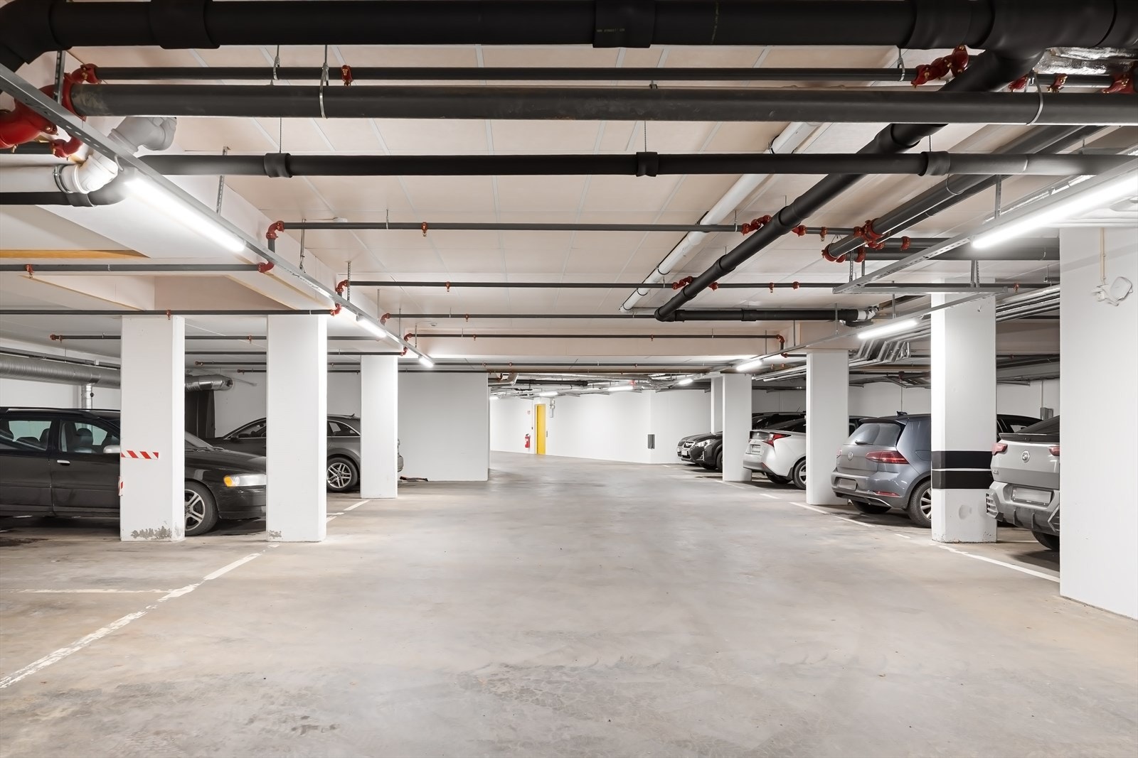 Det medfølger parkeringsplass i garasjeanlegg med elbil-lader. Galleribilde