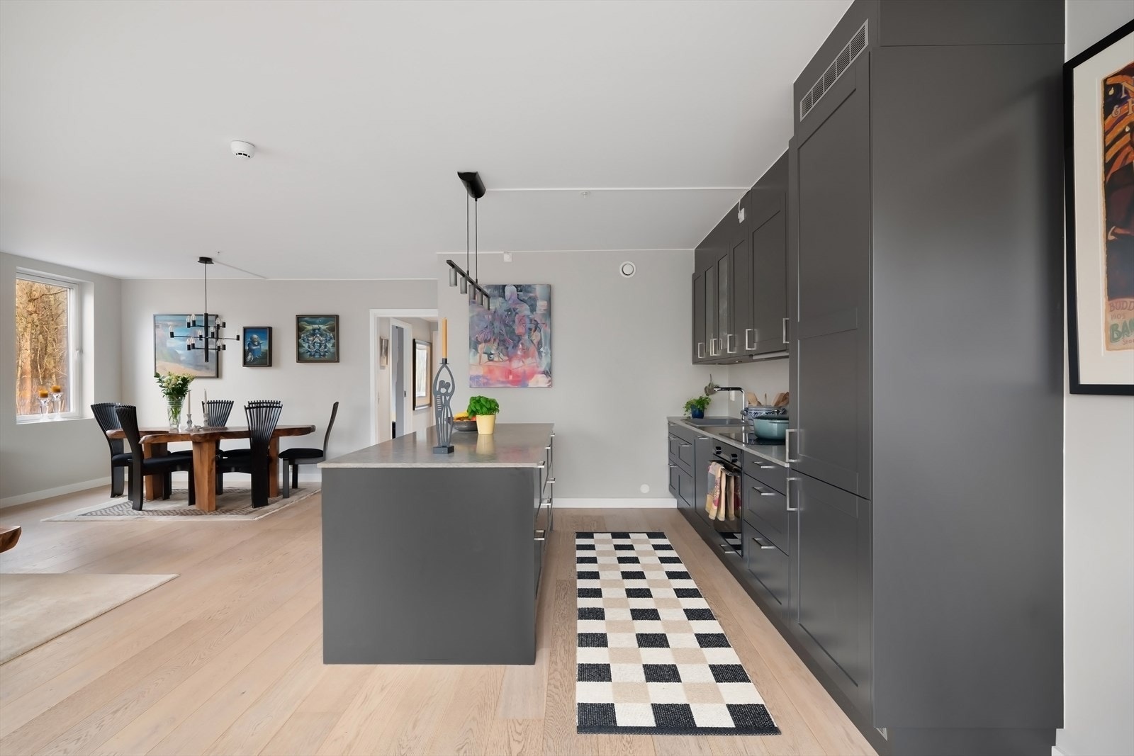 Spiseplassen og salongen ligger i naturlig forlengelse av kjøkkenet. Galleribilde