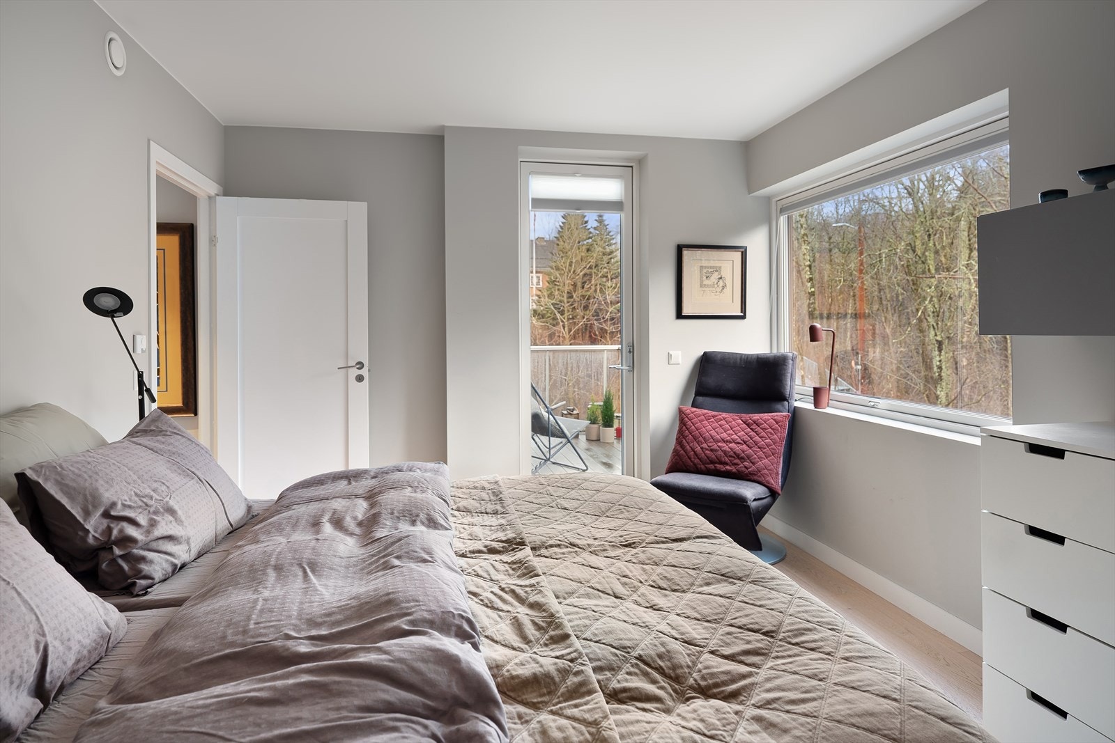 Hovedsoverommet har adkomst til balkong, walk-in garderobe og eget bad. Galleribilde