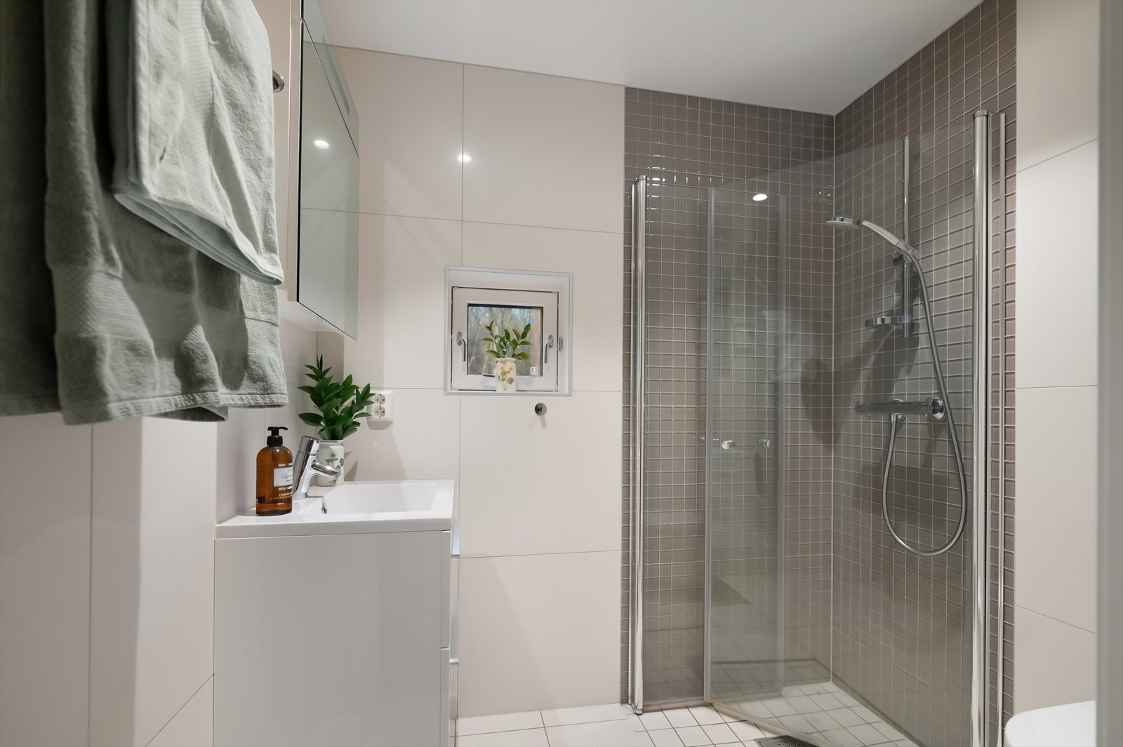 Flislagt bad med varmekabler og downlights. Galleribilde