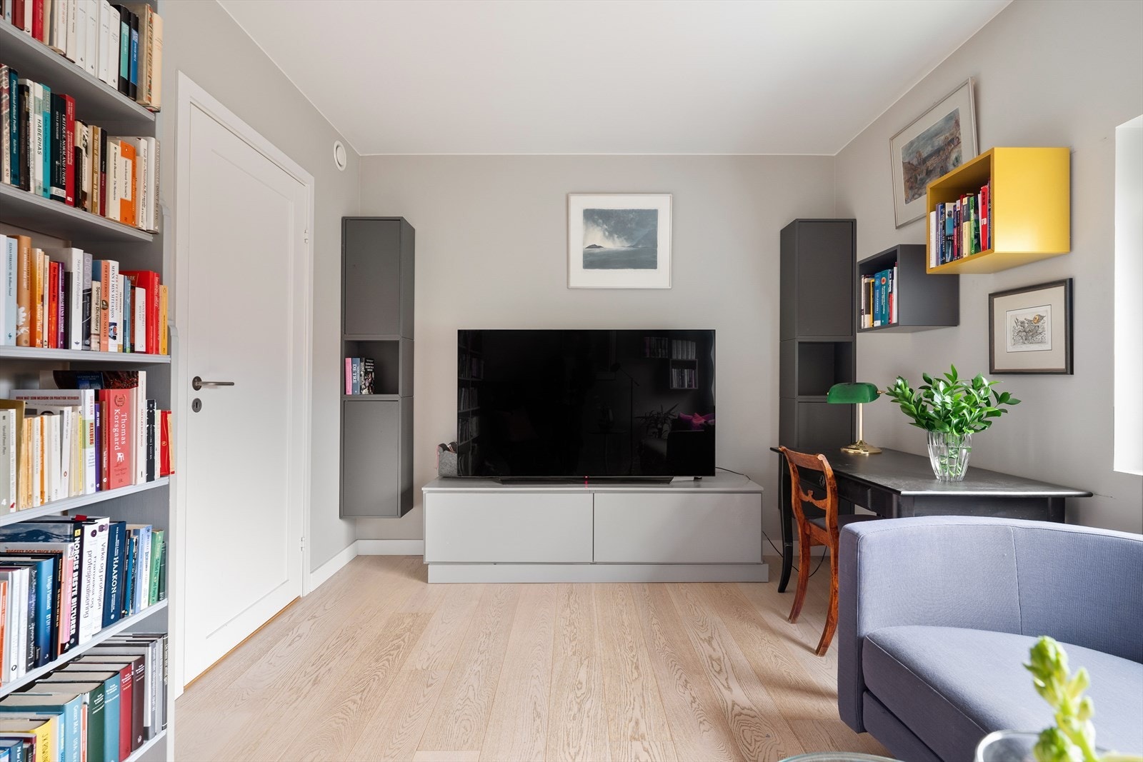 Det andre soverommet brukes i dag som TV-stue/kontor, men passer godt som barnerom og gjesterom. Galleribilde