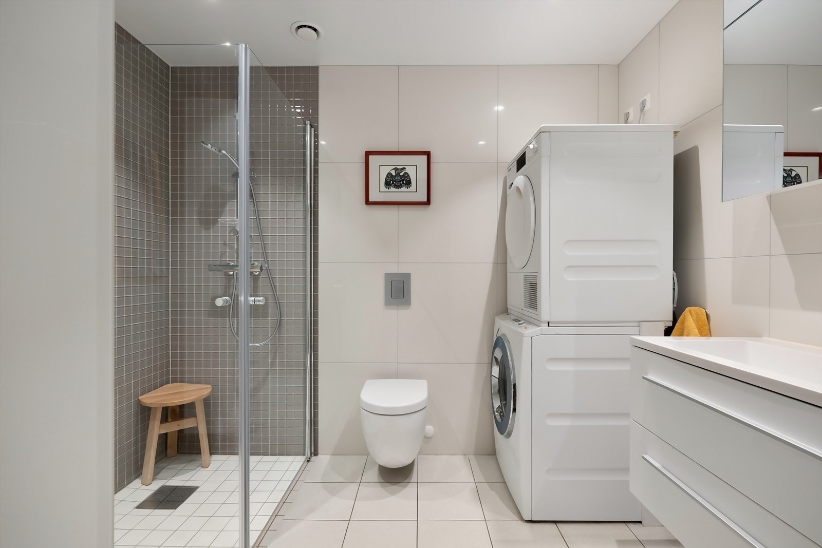 Flislagt bad med gulvvarme og downlights. Galleribilde