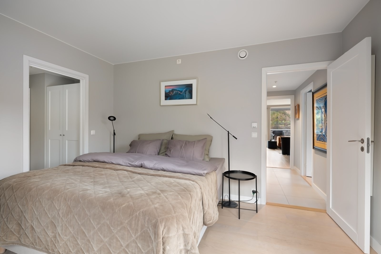 Leiligheten har to soverom, begge med 1-stavs parkett og vannbåren gulvvarme med individuelle temperaturstyrere. Galleribilde