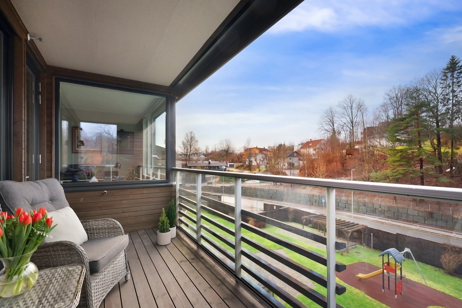 Utsyn mot sameiets fellesområder og nabolaget. Galleribilde