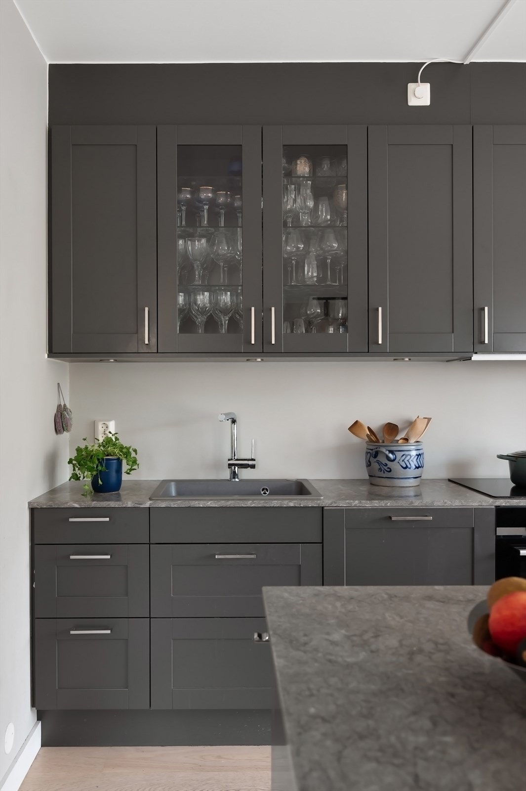 Det er installert vannstoppesystem og komfyrvakt. Galleribilde