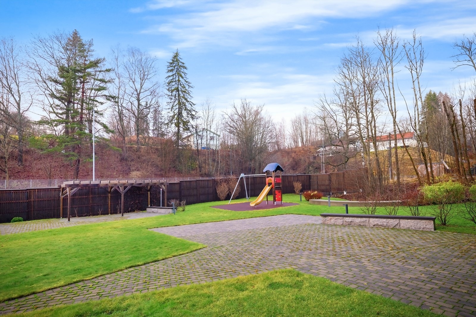 Opparbeidet fellesareal med lekeplass og grøntarealer. Galleribilde