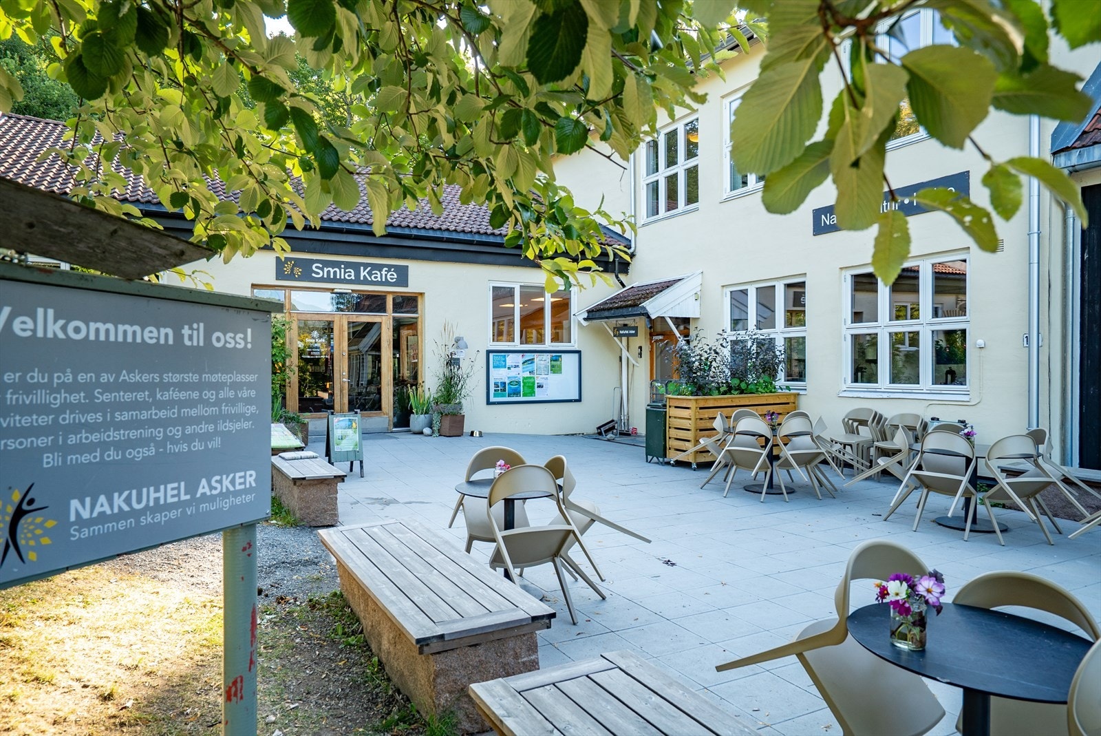 Hjemmelagde vafler, kaker, rundstykker, pai, kaffe, smoothie, kjeks kan nytes på Smia Kafé etter runden rundt Semsvannet. Galleribilde