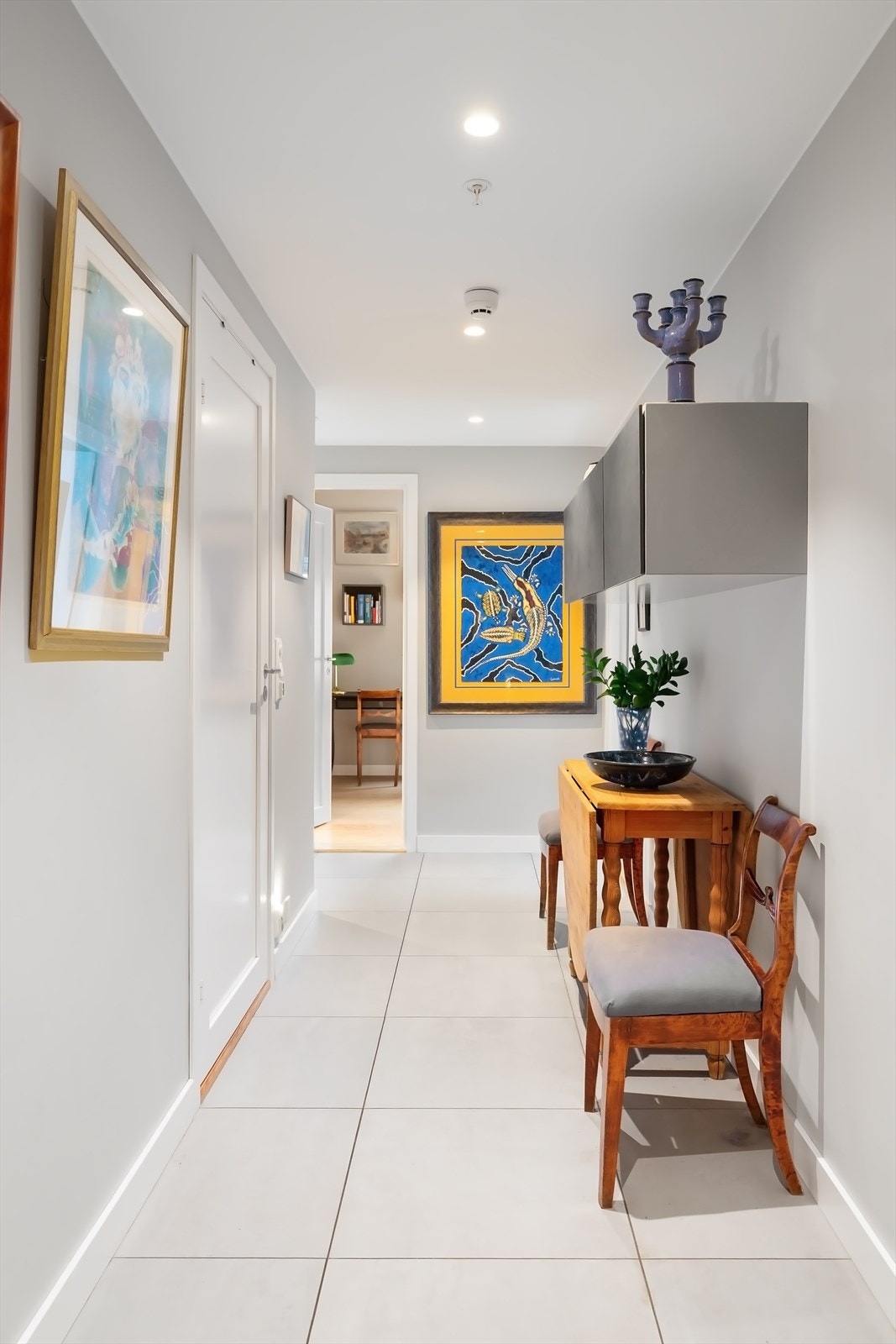 Stor, flislagt gang med downlights. Galleribilde