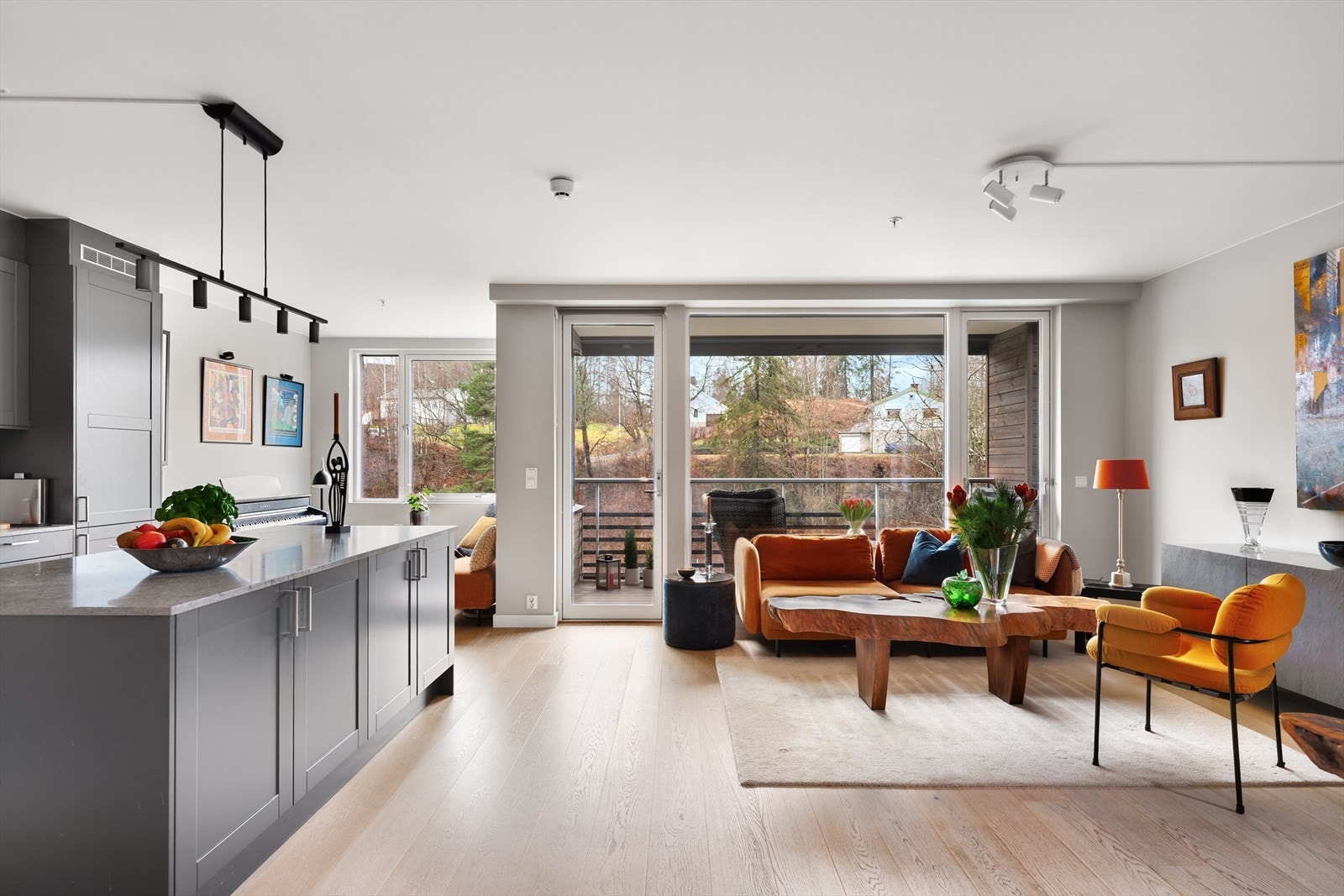 Lys og trivelig stue i åpen løsning mot kjøkkenet. Galleribilde