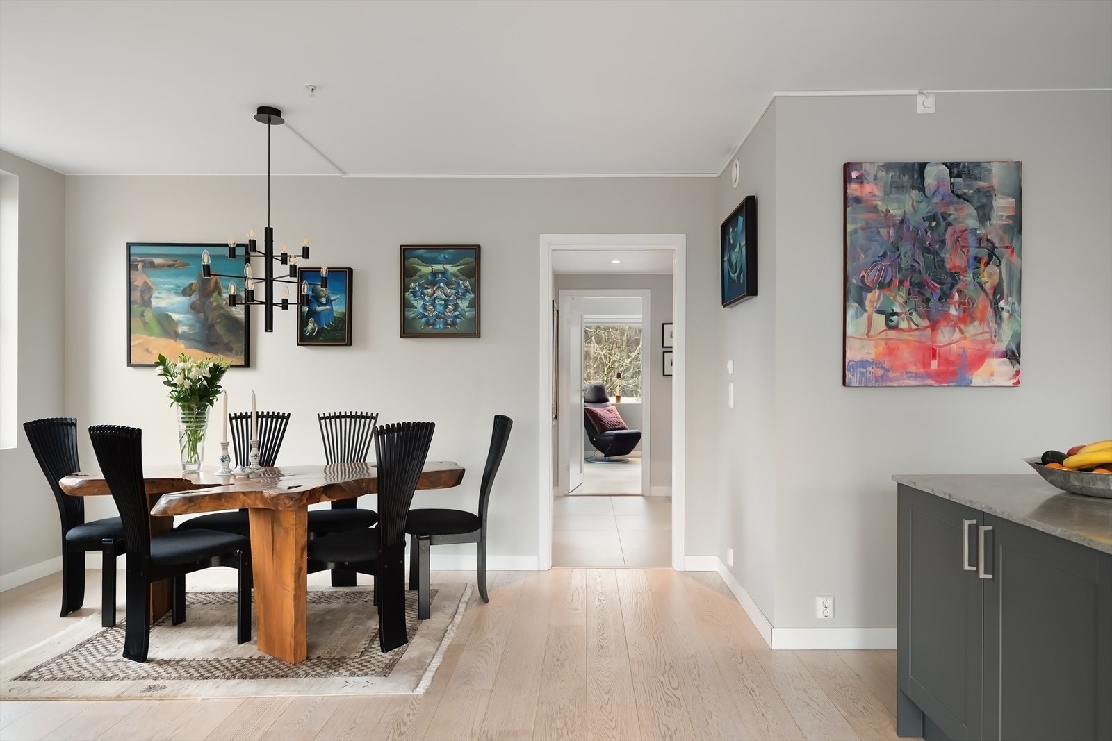 Gulv med 1-stavs parkett, vannbåren gulvvarme, og vegger i dempet, moderne tone. Galleribilde